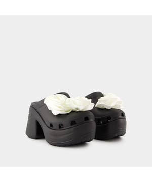 Kleuren: Zwart. Materiaal: thermoplastisch. Zool materiaal: croslite. Voering: crosliet. Sluiting: eenvoudig aan te trekken. Tipvorm: rond. Pasvorm: precies op maat - Maatvoering: CROCS. Width: 10.1. Length: 25.5.