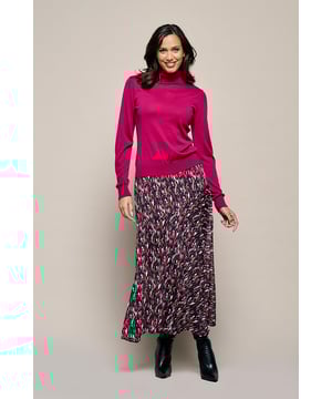 Entdecken Sie die Vielseitigkeit des Amee-Rocks von Mart Visser, einem auffälligen Voile-Rock mit farbenfrohem Design. Dieser Rock aus Polyester bietet eine glatte und bequeme Passform, die elegant an Ihrem Körper entlang fällt. Der stylische Rock ist mit einem kleinen goldenen Lammfell verziert. Detail für einen besonders luxuriösen Look. Die ausgestellte Passform mit diagonaler Teilungsnaht vorne und elastischem Bund hinten verleiht dem Rock einen einzigartigen Look. An der Seite befindet sich ein verdeckter Reißverschluss. Dieser Rock schafft eine schmeichelnde Form, die bis zur Wade reicht. Der einzigartige Farbmix aus Rot, Taupe, Dunkelbeere, Hellrosa, Weiß und Schwarz verleiht dem Rock einen verspielten Effekt, sodass der Amee-Rock sowohl Stil als auch Funktionalität bietet.