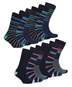 Als het op sokken aankomt, wil je het beste. Je bent op zoek naar iets dat je voeten koel en droog houdt en niet wegglijdt in je schoenen. Je bent ook op zoek naar een paar dat er goed uitziet, met onze gestreepte bamboesokken voor heren heb je alles! Deze sokken zijn ideaal voor dagelijks gebruik omdat ze zacht aanvoelen maar duurzaam zijn genoeg om lang mee te gaan. Ze zijn er in 12 paar blauw, marineblauw, grijs en zelfs rood gestreepte stijlen, elk met een ander patroon, dus je hebt genoeg om uit te kiezen! Bamboe - Het is van nature antibacterieel en vochtafvoerend wat gecombineerd zal zweet op natuurlijke wijze verminderen, waardoor deze sokken perfect zijn voor gebruik in de zomer, zodat je voeten droog blijven, hoe hard je ook werkt. Heren, gooi je gewone oude katoenen sokken weg voor deze superzachte bamboe Gestreepte sokken, waarmee je je sokkengame naar een hoger niveau kunt tillen voor maximaal comfort! Deze bamboesokken zijn gemaakt van: 70% bamboevezel, 27% polyester, 3% elastaan ​​en zijn herenmaat: 39-45 EU. Ze zijn verkrijgbaar in diverse gestreepte patronen en zijn machinewasbaar.