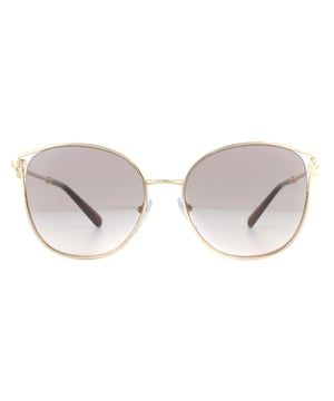 Las gafas de sol Bvlgari BV6114 20143B Pink Gold Gradient Grey son un bonito estilo cat-eye con el logo Flip Coin de Bvlgari en las patillas.