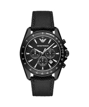 Stijlvol en modern horloge van Emporio Armani. Het horloge heeft een verfijnde en toch sportieve stijl die elke look kan laten opvallen. Dit Emporio Armani-horloge is een functioneel en toch casual accessoire. Armani maakt horloges die synoniem staan ​​voor luxe, stijl en strakke verfijning. Het Armani-assortiment is een gevarieerde collectie met stoere en mannelijke items die je look een stoere uitstraling zullen geven en die een aanvulling vormen op elke dienstportfolio. Het beschikt over een zwarte roestvrijstalen kast met een zwarte nylon bandarmband. Zwarte wijzerplaat met zilverkleurige wijzerplaat met lichtgevende wijzers en indexuurmarkeringen. 42 mm breed