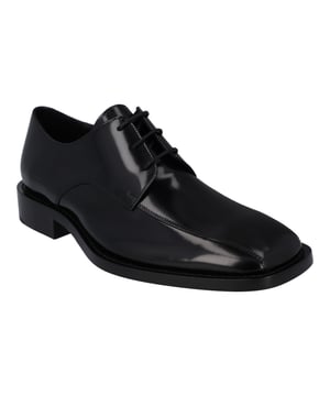 Beschreibung  
Dieser schwarze klassische Schuh Rim Derby L20 von Balenciaga besteht aus Kalbsleder. Dieser klassische Schuh verfügt über eine spitze Zehenpartie, eine Schnürung oben, sowie eine Fersenkonstruktion mit Schuhgröße auf der Rückseite der Ferse. Maße: