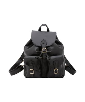 Bolso bandolera para mujer. El cierre es con cordón de piel. Los bolsillos internos son uno con cremallera y dos abiertos. Los bolsillos externos son dos abiertos en la parte delantera y uno en la parte trasera con cremallera. La bandolera es ajustable en piel. El mango es de piel. Hay un compartimento interno. El material exterior es auténtica piel de vacuno. Internamente está forrado en algodón. Medidas: 37x30x13 cm. Hecho en Italia