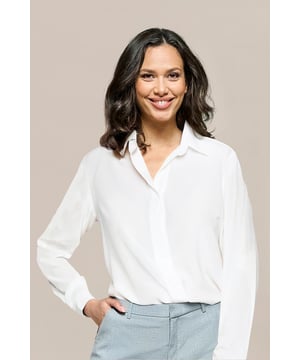 Ontdek de damesblouse van Mart Visser. De Bodiel damesblouse is een recht vallende blouse die net over de heup valt en lange mouwen heeft. Deze nieuwe aanwinst in de collectie heeft een trendy, frisse en tijdloze uitstraling. De stijlvolle witte blouse is verrijkt met unieke designer details, zoals een opstaande kraag, ingestikte plooitjes middenachter, piping details en een blinde knoopsluiting. Kies voor deze witte damesblouse met unieke details voor een modieuze look. De blouse is vervaardigd van 100% viscose, wat zorgt voor een fijn ademend draaggevoel. De witte blouse is veelzijdig te combineren en past goed bij de overige items uit de collectie van Mart Visser. De combinatiemogelijkheden zijn eindeloos met dit onmisbare item. Naast de Bodiel blouse zijn er ook de klassieke Mart Visser Ezra blouse en de Marcella blouse met unieke details.