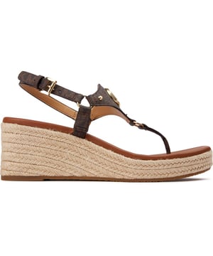 Verwelkom het vakantieseizoen met de Michael Kors Casey Espadrille Wedge Sandal, met een teenpostontwerp van zacht leer en een met jute gewikkelde zool en hak voor een bohemian uitstraling. De rubberen buitenzool biedt ondersteuning bij elke stap en de gouden MK-branding voegt een vleugje gouden weelde en designerstijl toe aan elke stap die je zet. Perfect te combineren met maxi-jurken of cropped jeans voor een look die klaar is voor de resort.
