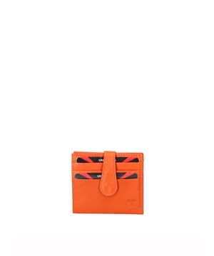 Cartera de hombre. El cierre es con botón de presión. Los bolsillos internos son tarjeteros y porta billetes. Los bolsillos exteriores son tarjeteros. Falta la correa para el hombro. Falta el mango. Hay un compartimento interno. El material exterior es 100% Piel Auténtica. Internamente está forrado en piel auténtica. Medidas: 9,5x8x1,5 cm. Producto de moda