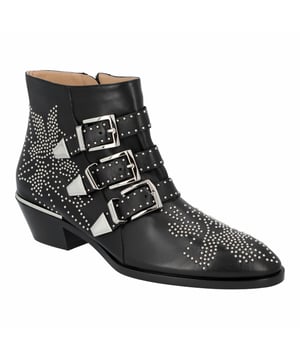 Stiefelette Absatzhöhe: 4 cm  
Effektive Absatzhöhe: 3 cm  

- Obermaterial: Nappaleder von Schafen  
- Absatz: mehrschichtiges Kalbsleder  
- Sohle: Kalbsleder  
- Futter: Kalbsleder