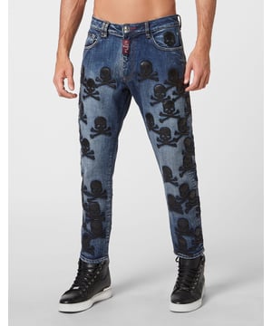 Geef je look wat Plein. Wij raden je deze distressed stretch denim 5 pocket broek aan. Bekijk de kenmerkende details, zoals de iconische Skull&Bones-patches van imitatieleer die over de hele broek zijn genaaid en het enorme label met logo dat op de achterkant is genaaid. Pasvorm: Super recht.
