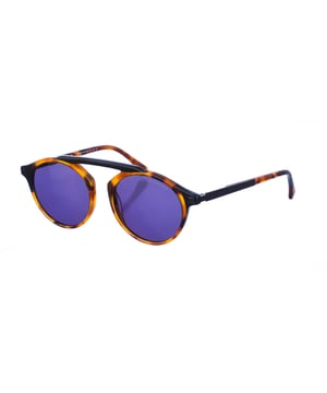 Gafas de sol Armand Basi con montura de acetato.
 Color Habana-negro
 Forma ovalada.
 Lentes de color Negro
 Patillas metalicas y acabado en acetato.
  Nombre de la marca grabado en la lente.
 100% Protección UV. 
 Incluye una funda de tela de protección.
Los colores reales del producto pueden variar ligeramente con respecto a los colores que muestra su monitor.
 
 Medidas  Ancho lente: 52 mm. Puente: 21 mm. Patillas: 145 mm.
 
 Limpiar las gafas con agua y jabón (neutro).
 - No utilice paños sucios o abrasivos, que puedan alterar las características de los filtros.
 - Utilice solo accesorios y repuestos originales.