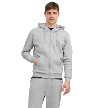 Der Kruze Mens Zip Up Hoodie ist ein hochwertiges Trainingsanzug-Set von Enzo. Der regulär geschnittene Kapuzenpullover mit Reißverschluss verfügt über Kängurutaschen und Bündchen an den Ärmeln, gepaart mit der passenden Jogginghose. Der elastische Bund und der verstellbare Kordelzug sind mit einem gebürsteten Innenfleece für ultimativen Komfort ausgestattet. 52% Baumwolle, 48% Polyester. Erhältlich in den Farben Schwarz, Grau und Navy.