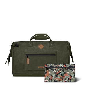 Dieser vielseitige Reiserucksack mit 36 Litern Fassungsvermögen bietet durchdachte Funktionen für unterwegs. Dank des diebstahlsicheren Systems lassen sich die austauschbaren Vordertaschen  sicher befestigen. Im Lieferumfang sind zwei Fronttaschen enthalten (Busan und Denver). Ein gepolstertes Laptopfach schützt Geräte bis zu 14 Zoll, während zusätzliche Innenfächer mit Druckknopfverschluss für Ordnung sorgen. Das geräumige Hauptfach verfügt über ein extra Schuhfach für getrennte Aufbewahrung. Ein seitlicher Griff ermöglicht flexibles Tragen, während die abnehmbaren Schultergurte den Rucksack auch als Tasche nutzbar machen. Alternativ kann er bequem auf dem Rücken getragen werden. Das vegane, wasserabweisende Material schützt den Inhalt vor Nässe. Ein Karabiner für den Schlüsselbund sorgt für schnellen Zugriff auf wichtige Kleinigkeiten. Zwei kurze Henkel lassen sich mit einer Lasche verbinden. Das minimalistische Design wird durch ein dezentes, frontales Label abgerundet.