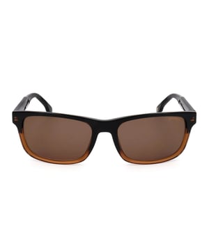 Gafas 299S con montura de acetato.

Forma y diseño:
- Estas gafas Carrera tienen una silueta rectangular.

Material de la montura:
- La montura de estas gafas está hecha de acetato, un material plástico.
- El acetato proporciona durabilidad, flexibilidad y un acabado suave a la montura.

Templos de acetato:
- Los templos también están hechos de acetato, que coincide con el material de la montura.
- El acetato en los templos los hace ligeros y cómodos de llevar.

Detalles de la marca:
- Grabado de la marca Carrera en las lentes y los templos.
- Estos elementos de diseño ayudan a identificar claramente el modelo como parte de la colección de gafas Carrera.

Gafas:
- Las lentes son de alta calidad.
- Estas lentes ofrecen excelente protección UV y visión nítida y clara.
Medidas: Altura de la lente: 39 mm. Ancho de la lente: 57 mm. Puente: 18 mm. Templos: 145 mm.
Composición: Acetato.
Cuidado:
Utiliza un paño de microfibra suave y limpio para limpiar tus gafas de sol. Este tipo de paño no rayará las lentes.
Evita usar productos de limpieza abrasivos, detergentes, alcohol o acetona, ya que pueden dañar las lentes y tratamientos antirreflejantes.