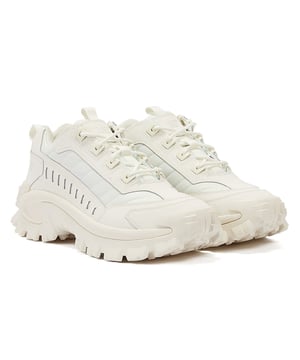 De Cat Intruder Unisex White Trainers zijn ontworpen met een slank silhouet met laag profiel en een zuivere, volledig witte kleur die veelzijdig en gemakkelijk te combineren is met elke outfit. Ze zijn perfect voor zowel casual als sportieve kleding. De sportschoenen hebben een duurzaam en ademend bovenwerk van leer en synthetisch materiaal dat gemakkelijk schoon te maken en te onderhouden is. De vetersluiting zorgt voor een veilige en comfortabele pasvorm, terwijl de gewatteerde kraag en tong extra ondersteuning en demping voor je voeten bieden. De binnenzool is uitneembaar en dempend voor extra comfort en ondersteuning, terwijl de rubberen buitenzool uitstekende tractie en duurzaamheid biedt.