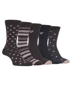 Pack de 5 calcetines Farah con dibujo clásico Un par de calcetines elegantes es esencial para completar cualquier conjunto formal. Estos calcetines de vestir Farah pueden hacer el truco con sus patrones clásicos y ajuste cómodo. Estos calcetines clásicos son ideales para cualquier situación con su mezcla de diseños y colores, siendo fáciles de combinar con cualquier atuendo que lleves. Estos calcetines están fabricados con un 47% de algodón, lo que los hace muy suaves y cómodos de llevar. El algodón también ayuda a regular la temperatura, asegurando que los pies estén frescos en verano y calientes en invierno. Estos calcetines también tienen una parte superior Gentle Grip que se amolda cuidadosamente al contorno natural de la pierna. Esta suave parte superior mantiene los calcetines en su sitio sin la constricción habitual de los puños normales, lo que los hace más cómodos durante largos periodos de uso. Estos calcetines están disponibles en las tallas 6-11 del Reino Unido y se venden en paquetes de 5 pares. Hay muchos modelos y colores disponibles. Detalles adicionales del producto - 5 pares - 6-11 UK - Marca Farah - Gentle Grip parte superior suave - Muchos estilos / colores - Algodón suave - Transpirable - 47% Algodón 45% Poliéster 7% Nylon 1% Elastano
