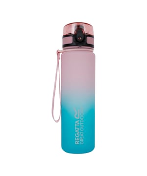 80% Tritan-Copolyester-Kunststoff, 10% Thermoplastisches Elastomer, 10% Polycarbonate. Marke: Regatta. Material: BPA-freier Kunststoff, Leicht. Trinkgefäßmerkmale: Klappdeckel, Auslaufsicher. Kapazität: 0,6 L. Nachhaltigkeit: Wiederverwendbar.