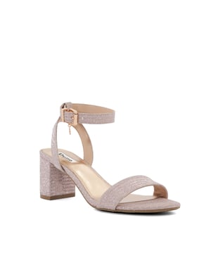 Ontmoet je nieuwe stijl die overal bij past. Comfortabel en veelzijdig, deze sandalen hebben een verstelbare enkelband en rusten op een blokhak.