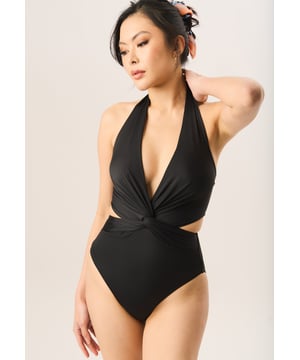 Met ons nieuwe Twisted Cut-Out Halter-badpak in kobaltblauw geef je je strandoutfit een chique uitstraling. Met een diepe V-halslijn met een gedraaide voorkant en gewaagde uitsparingen aan de zijkant, kun je dit combineren met gouden sieraden en zonnebrillen voor een prachtige look.