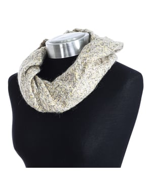 Cuello de punto Buff.
Calentador de cuello casual de punto.
Calentador de invierno para días y entornos fríos.
Diseño BUFF Lifestyle, protección y estilo.
Diseño: Punto trenzado
 Composición: 42% Acrílico; 30% Poliamida; 14% Lana; 14% Mohair
 Cuidados:
Lavar a mano.
No usar lejía.
No usar secadora.
No planchar.
No lavar en seco.