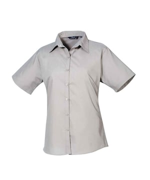 65% Polyester, 35% Baumwoll-Popelin. Gewebe: Popelin. Design: Unifarben. Knopfverschluss. Abnäher an Rücken, Brustabnäher, Doppelte Falznähte, Pflegeleicht, Perlglanz-Knöpfe. Passform: Anliegend. Nachhaltigkeit: Amfori-Freigabe, BSCI, REACH, Sedex, WRAP Zertifikat. Mit Kragen. Saum: Geschwungener Saum. Kurzärmlig.
