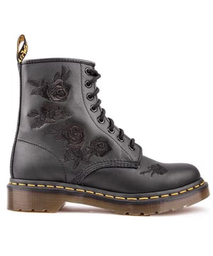Dr Martens 1460 Vonda is een opvallende dameslaars met unieke details en gele stiksels. wat hen een echt Doc Martens-voordeel geeft. Voorzien van een leren bovenwerk. de beroemde AirWair-zool met luchtkussen. hiellus en goodyear-rand voor verbeterde duurzaamheid. Deze laarzen onderscheiden zich van de massa in de legendarische Docs-mode met een vleugje alternatieve rock-'n-roll-styling.