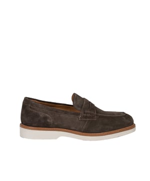 Los zapatos cómodos para deslizar son la solución perfecta para aquellos que valoran la comodidad y el rápido calzado, lo que te permite ahorrar valioso tiempo cada día.

La punta redonda no solo proporciona un aspecto clásico y elegante, sino también espacio adicional para los dedos, lo que aumenta significativamente la comodidad de uso durante todo el día.

La suela con logo es un detalle sutil pero estiloso que destaca la marca y añade un carácter único a los zapatos, al mismo tiempo que garantiza buena adherencia y estabilidad.

Hechos con cuero natural de alta calidad, estos zapatos garantizan durabilidad, comodidad y un ajuste excelente al pie, lo que los convierte en una inversión para muchos años.

Empaquetados en una caja de la marca, estos zapatos también son una excelente idea para un regalo elegante que seguramente encantará a cualquier amante del calzado elegante.