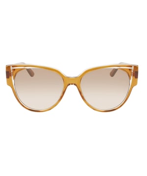 Gafas de sol KL6068S con montura de acetato.

Forma y diseño:
- Estas gafas Karl Lagerfeld tienen una silueta de ojos de gato.

Material de la montura:
- La montura de estas gafas está fabricada en acetato, un material plástico.
- El acetato proporciona durabilidad, flexibilidad y un acabado liso a la montura.

Patillas de acetato:
- Las patillas también están hechas de acetato, a juego con el material de la montura.
- El acetato en las patillas las hace livianas y cómodas de llevar.

Detalles de la marca:
- Grabado de la marca Karl Lagerfeld en las patillas.
- Estos elementos de diseño ayudan a identificar claramente el modelo como parte de la colección de gafas Karl Lagerfeld.

Lentes:
- Los lentes son de alta calidad.
- Estos lentes proporcionan una excelente protección UV y una visión nítida y clara.
 Medidas: Alto lente: 48 mm. Ancho lente: 55 mm. Puente: 17 mm. Patillas: 140 mm.
 Composición: Acetato
 Cuidados:
Utiliza un paño de microfibra suave y limpio para limpiar tus gafas de sol. Este tipo de paño no rayará los lentes.
Evita usar productos de limpieza abrasivos, detergentes, alcohol o acetona, ya que pueden dañar los lentes y los tratamientos antirrefleja
