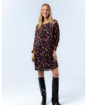 El vestido corto Vega de flores te hará sentir la frescura del otoño. Con su estampado de flores sobre fondo oscuro, y un corte favorecedor, es un vestido que aporta un toque de dinamismo y elegancia a tu look. Ideal para cualquier evento, te hará destacar con un estilo distinguido.
 
 
 
 Vestido corto con cuello redondo.
 
 Manga larga.
 
 Detalles en manga y puños.
 
 Tejido con textura de rayas satinadas.
 
 Estampado floral y tejido liso para detalles.