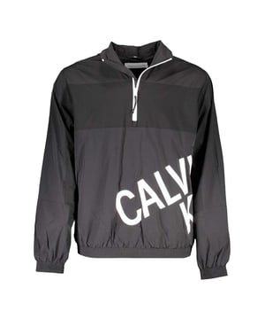 Calvin Klein Classic Logo Herrenjacke Schwarz Synthetik. Authentische Kleidung der Marke Calvin Klein - Streetwear/Sportswear-Design von Calvin Klein - Calvin Klein für Herren, perfekt für den Alltag - Die schwarze Calvin Klein Jacke lässt sich hervorragend mit dem Rest Ihrer Garderobe kombinieren - Bequemer Synthetikstoff - klassisch - Classic Logo -
