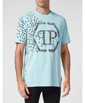 Descubra la originalidad de esta camiseta de manga corta de jersey de algodón decorada con los elementos icónicos de la Marca.   Jersey de algodón   Estampado Skull&Bones en la parte delantera y en la manga derecha que acaba creando el icónico Hexágono   El Hexágono de PP en un parche de cuero saffiano está cosido en el canesú   Escote de punto elástico   Costura a dos agujas