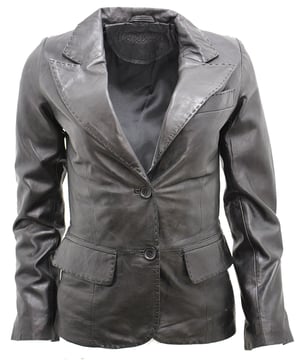Mejora tu estilo con nuestro elegante y clásico Blazer de Cuero para Mujer, una pieza versátil que sin esfuerzo agrega estilo a tu atuendo, adecuado tanto para ocasiones casuales como elegantes. Fabricado con 100% cuero napa ultra suave de primera calidad, este blazer ofrece una sensación lujosa y cómoda. Esto es lo que lo hace destacar: Aspecto tradicional con un toque diferente: el blazer presenta un bloque de botonadura sencilla de dos botones para una apariencia atemporal y tradicional, mientras que la solapa redondeada con muescas agrega un toque elegante y contemporáneo. Amplio almacenamiento: dos bolsillos con solapa en la cintura brindan almacenamiento de fácil acceso para sus elementos esenciales, y un bolsillo abierto en el pecho no solo realza el aspecto clásico sino que también sirve como un compartimento funcional. Combinaciones de colores premium: disponible en tres combinaciones de colores premium, puede elegir la que complemente su estilo y agregue sofisticación a su guardarropa. Artesanía de calidad: elaborado con 100% cuero napa ultra suave de primera calidad, este blazer combina estilo y comodidad, lo que garantiza que se vea y se sienta lo mejor posible. Atuendo versátil: ya sea que te vistas elegantemente para una ocasión especial o para agregar un toque de elegancia a tu atuendo diario, este blazer es una opción versátil y moderna. El blazer de cuero para mujer es un artículo imprescindible para quienes aprecian la artesanía de calidad y el estilo atemporal en su atuendo.