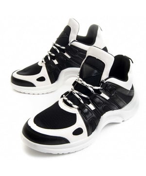 Lässiger Sneaker für Frauen. Bequeme Passform. Gepolsterte Innensohle. Rutschfeste Sohle. Verstärkte Nähte. Von anderen Marken für unsere Marke hergestellt.
