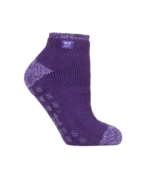 Dieselbe Wärme und derselbe Komfort wie bei den originalen Heat Holders® Crew-Socken, aber in einer kürzeren Knöchellänge! Mit rutschfesten Grippern an der Unterseite für bessere Traktion auf Holz- oder Fliesenböden in Innenräumen. Halten Sie Ihre Füße auch an den kältesten Tagen warm und ziehen Sie dieses Paar einfarbiger, knöchellanger Heat Holders® für Damen an, die wärmste Thermosocke. Die Heat Holders® sind dick, klobig und mit einer massiven Tog-Einstufung von 2,34 aus einem speziell entwickelten schweren Garn hergestellt, das extreme Wärmeeigenschaften aufweist. Mit ihrer langflorigen Polsterung tragen diese Thermosocken dazu bei, dass sich die Füße rundum wohlfühlen und unterstützt werden. Die Innenseite jeder Socke ist intensiv gebürstet, was sich nicht nur sensationell weich anfühlt, sondern auch die warme Luft nahe an der Haut einschließt und die Füße länger warm hält. Die Wärmehalter sind nicht bindend. Sie sind diabetikerfreundlich und bieten Linderung bei kalten Füßen aufgrund von Durchblutungsstörungen. Die Größen sind 4-8 uk, 5-9 us und 37-42 eur.