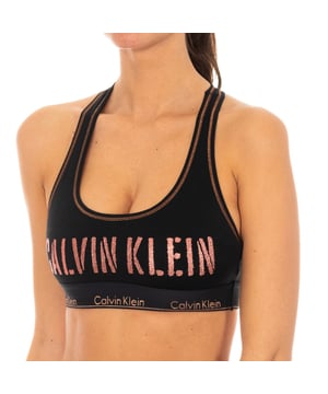 Sujetador Calvin Klein.
Color Negro
Estilo Top.
Goma elástica a modo sujeción, con el nombre de la firma bordado consecutivamente.
Marca de la firma en la parte delantera, con purpurina.
Tirantes anchos y elásticos. 
Tejido cómodo y transpirable. 
Costuras vistas a tono.

Composición:  53% Algodón-35% Modal-12% Elastan

Instrucciones de lavado:
- Lavar máximo a 40ºC.
- Planchar a media temperatura, máx. 110ºC.
- No permite usar secadora.
- No usar lejía.
- No admite el  lavado en sec