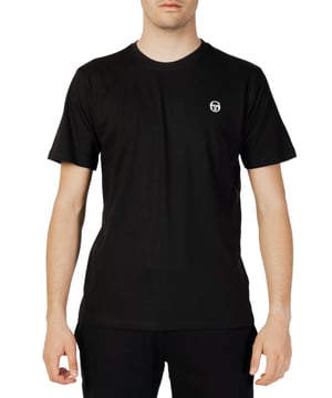 Merk: Sergio Tacchini  
Geslacht: Heren  
Type: T-shirts  
Kleur: Zwart  
Patroon: Print  
Halslijn: Ronde hals  
Mouwen: Korte mouwen  
Seizoen: Lente/zomer  
- 100% katoen •