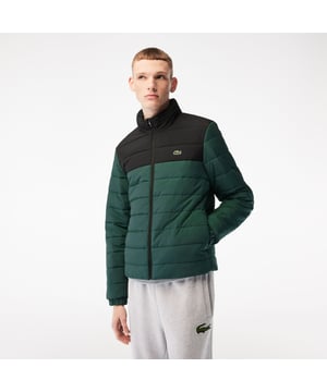 Gewatteerde herenjas met verborgen capuchon en waterafstotende ritssluiting- Opstaande kraag met verborgen capuchon en ritssluiting- Waterafstotend gerecycled polyester (gladde, zeer licht geweven stof met glanzende afwerking)- Zijzakken met ritssluiting en binnenzak met ritssluiting- Elastische afwerking op polsbanden- Geborduurde groene krokodil op borst- Materiaalsamenstelling: 100% Polyester, Voering: 100% Nylon