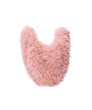 Deze tas van myMo is helemaal in de trend met zijn zachte teddymateriaal. Het ruime interieur van de tas biedt je genoeg ruimte om je spullen onderweg veilig mee te nemen. De lange schouderriem flatteert de ronde vorm van de tas. Een fijn maar zeer charmant detail is de kleine hartvormige hanger aan de ritssluiting.