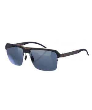 Gafas de sol con montura de metal.
Color Gun-negro
Forma rectangular.
Lentes de color Verde Oscuro
Patillas de fino acero extremadamente flexible de solo 0,5 mm de grosor, acabadas en acetato.
100% Protección UV. 
Cristales antirreflejo. 

Medidas:  Alto lente: 45mm. Ancho lente: 59 mm. Puente: 15 mm. Patillas: 140 mm.

Limpiar las gafas con agua y jabón.
- No utilice paños sucios o abrasivos, que puedan alterar las características de los filtros.
- Utilice solo accesorios y repuestos originales.

Incluye: Todos nuestros productos se envían en el interior de su estuche original.