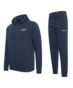 Heren joggingpak van het merk Ballin Est. 2013. De joggingpak van Ballin Est. 2013 is gemaakt van 80% hoogwaardig katoen en 20% polyester, en heeft een normale pasvorm. Het zachte katoen zorgt voor een heerlijk draagcomfort.  Merk: Ballin Est. 2013Modelnaam: Small Logo JoggingpakCategorie: heren joggingpakMaterialen: katoen, polyesterKleur: navy blauw