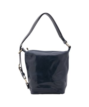 Bolso tipo bombonera para mujer. El cierre es con cremallera. Los bolsillos internos son uno con cremallera. Los bolsillos externos están ausentes. La bandolera es ajustable en piel. Falta el mango. Hay un compartimento interno. El material exterior es auténtica piel de vacuno. Internamente está forrado en algodón. Medidas: 34x33x15 cm. Hecho en Italia