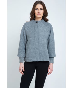 Chaqueta de invierno de manga larga. Cuello redondo. Mangas raglán. Elástico de 14 cm en los puños. Cierre delantero con botones ocultos y un botón exterior en la parte superior. 2 bolsillos delanteros. Totalmente forrado. Sutil silueta en forma de A. Largo para la talla 38: 66 cm. Nuestra modelo mide 178 cm y lleva la talla 36.