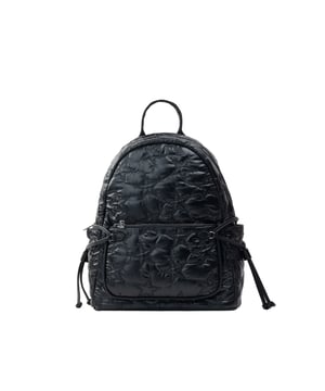 Dieser Rucksack von myMo ROCKS ist Dein neuer Alltagsbegleiter. Der weiche Rucksack zeigt eine glänzende Optik mit gesticktem Sternmotiv. Mit seinen diversen Reißverschlusstaschen innen und außen bietet er praktische sowie diskrete Aufbewahrungsmöglichkeiten. Der breite, verstellbare Schulterriemen ermöglicht ein rückenfreundliches Tragen und ergänzt das coole Design.  Rucksack