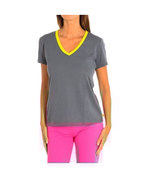 Camiseta Con Mangas Zumba. 
Color Gris-verde
Clásica y versátil con un calce fácil. 
Cuello en pico. 
Gráfico en la espalda con motivos de la marca.
El tejido suave y elástico proporciona un ajuste cómodo y favorecedor.
Costuras vistas a tono.

Composición:  65% Poliéster, 35% Algodón.

-Utilizar lavadora a temperatura máxima 30º .
-Utilizar secadora.
-No se puede utilizar Lejía.
-Planchar a temperatura máxima 110º.