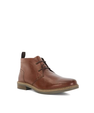 Meet Clydell, your new go-to style for off-duty plans and weekend get-togethers. Made from premium fabrics and featuring a two-eyelet fastening, these chukka boots offer comfort and rugged sophistication.