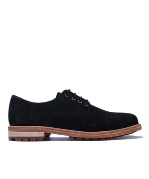 Actualice su surtido de calzado informativo inteligente con estos zapatos Clarks Foxwell Derby. Hecho de una elegante tela de gamuza, la pareja viene completa con una marca de Clarks exclusiva y grabada hacia el talón.