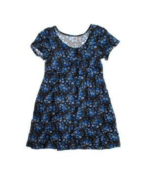 Este vestido de niña presenta un diseño cómodo y versátil, con un cierre de botones frontal que le añade un toque clásico y funcional. 

La silueta es ligeramente acampanada, lo que permite un ajuste holgado y fluido para mayor comodidad. 

El escote redondo y las mangas cortas completan el estilo casual del vestido, haciéndolo perfecto para el día a día. E

s una prenda fácil de llevar, que combina practicidad y estilo para cualquier ocasión informal.
 Composición: 100% Viscosa
 Cuidados:
- Lavar a máquina máx 30ºC y ciclo delicado.
- Usar detergentes suaves.
- Usar secadora a baja temperatura.
- Planchar a bajas temperaturas.
- No lavar en seco.