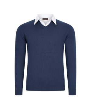 Cappuccino Italia mock pullover voor heren. De pullover is gemaakt van 50% katoen en 50% polyester en heeft een normale pasvorm. De trui is voorzien van een overhemdkraag, die is vastgestikt aan de pullover.  Merk: Cappuccino ItaliaModelnaam: Mock Pullover (met overhemdkraag)Categorie: heren truiMaterialen: katoen, acrylKleur: navy blauw, wit