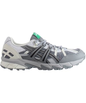 La zapatilla GEL-SONOMA™ 15-50 hunde sus raíces en el concepto de exploración al aire libre.

El diseño rinde homenaje a los minuciosos procesos de reciclaje de Japón, que ayudan al país a mantener un medio ambiente limpio.

Mientras tanto, el utillaje utiliza componentes de las dos primeras zapatillas de trail GEL-SONOMA™. Desde la pisada diaria hasta el senderismo por laderas rocosas, estas características crean una amortiguación y una tracción avanzadas en diversos entornos.