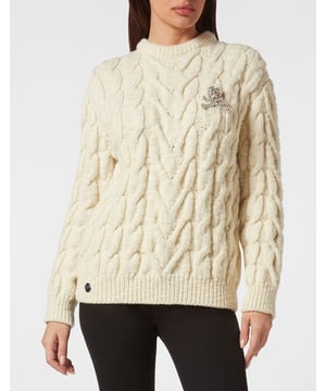 Bekijk de details van deze gebreide pullover met ronde hals en kostbare processen.   2-gauge gebreide kabel van zuiver scheerwol   Opgezette broche van Skull&Bones met strass-steentjes op linkerborst   Metalen PP zeshoek onderaan genaaid   Platte ribgebreide zomen