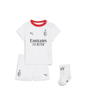 PRODUCT STORY: Details make all the difference in the 24/25 AC Milan Away Kit. The classic white away combined with a red-and-black polo collar and monochromatic crest personifies the spirit of success and casual sophistication of a team synonymous with the Beautiful Game. Tonal pinstripe pattern adds a historic touch, honoring AC Milans origins as the Milan Football and Cricket Club. FEATURES & BENEFITS: dryCELL: Performance technology designed to wick moisture from the body and keep you free of sweat during exercise; Made with 100% recycled material excluding trims & decorations. DETAILS: Regular fit; 170 gsm, Jacquard; Short sleeves; Official team branding; PUMA branding details; PUMA Toddlers: Recommended for toddlers between 0 and 4 years.