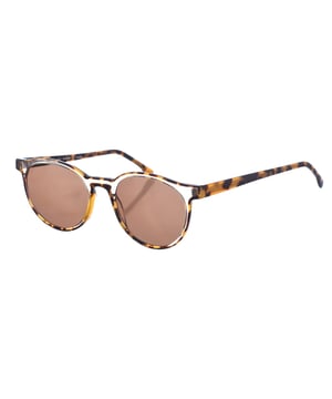 Gafas de sol Elkano.
Gafas de sol Zen con montura de acetato.
Color Transparente-negro-caramelo
Forma pantos.
Lentes de color Marrón
Patillas de acetato.
100% Protección UV. 
Incluye una funda neutra de tela.

Medidas:  Alto lente: 47 mm
Ancho lente: 50 mm.
Puente: 21 mm.
Patillas: 145 mm.

Limpieza y manutención:
-Limpiar las gafas con agua y jabón (neutro).
- No utilice paños sucios o abrasivos, que puedan alterar las características de los filtros.
- Utilice solo accesorios y repuestos originales.